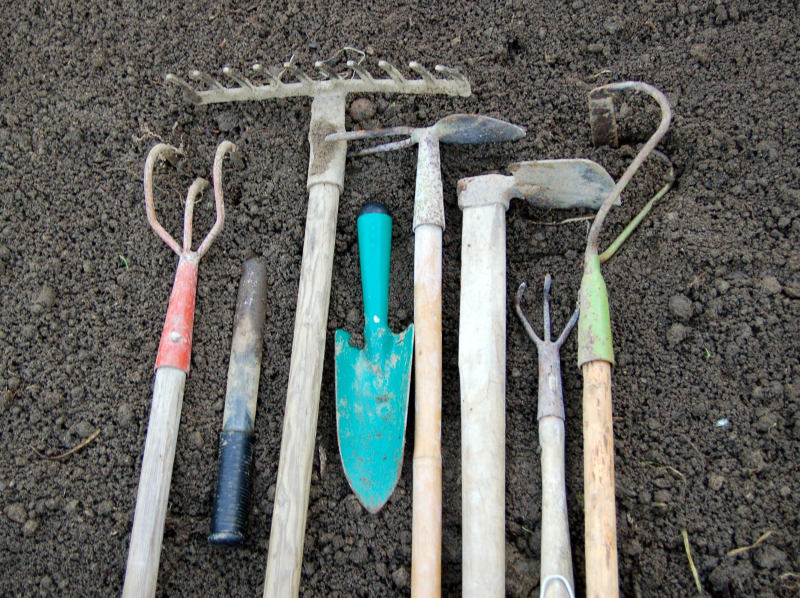 Pěstování zeleniny - začínáme: Nářadí, které pro běžné potřeby stačí.