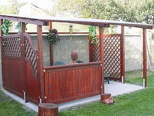 Pergola v zahradě (VLADEKO)