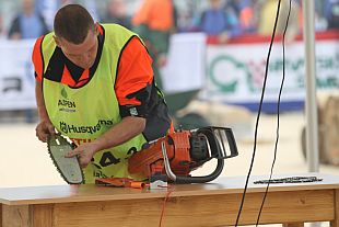 Mistrovství světa v práci s motorovou pilou 2010: výměna řetězu (HUSQVARNA)